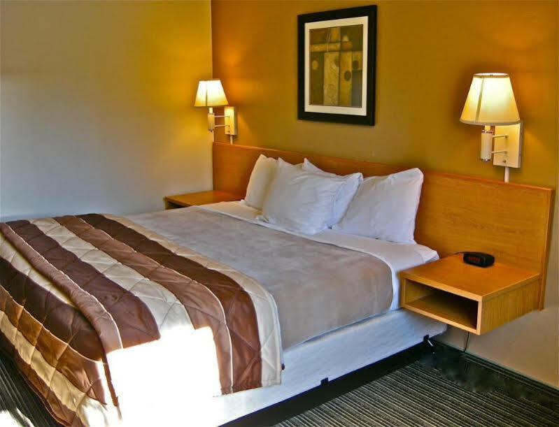 מלון Super 8 By Wyndham בנד מראה חיצוני תמונה